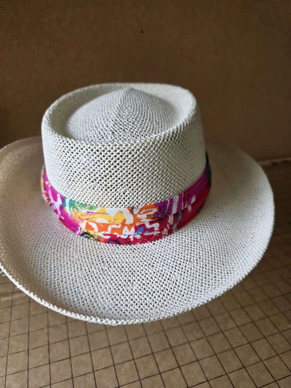 Kangol Design White Woven Sun Hat w/ Colorful Floral Band Vintage Collectible